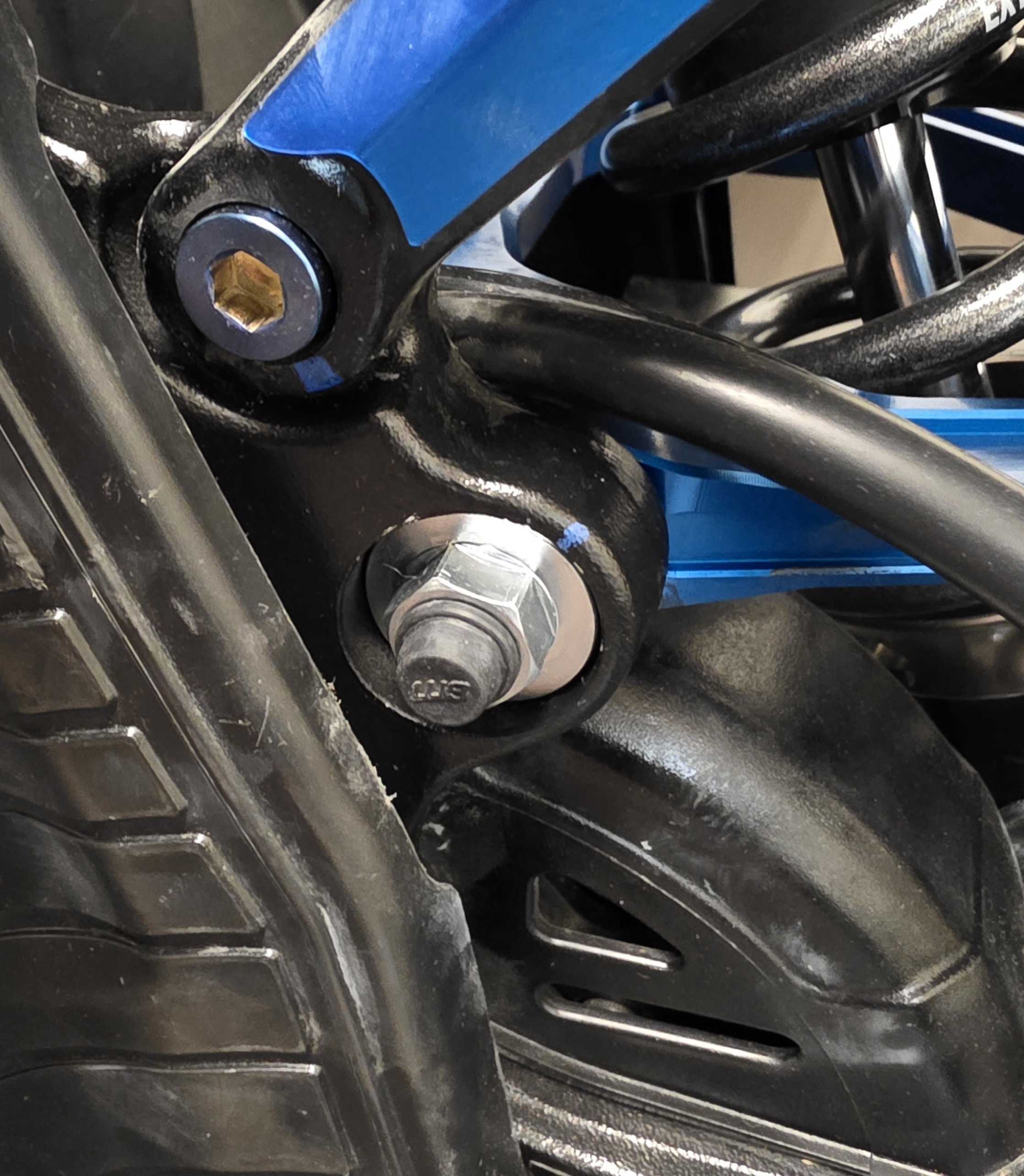 Ultra Bee Triangle Pivot Bolt Kit - Image 2